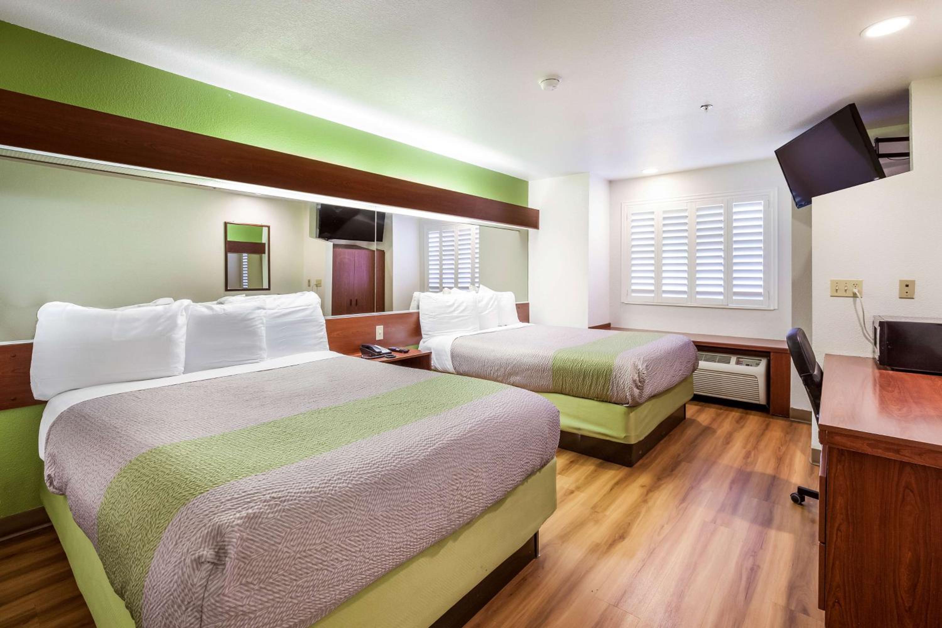2 Queen Beds Non-Smoking, Micfridge
