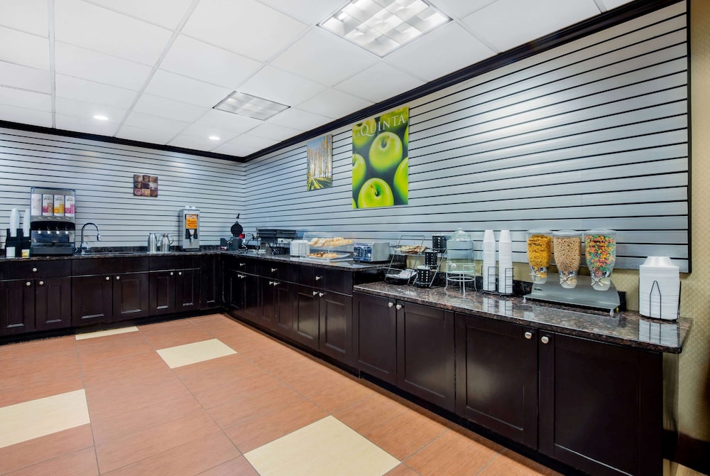 La Quinta Inn by Wyndham West Long Branch 6/43