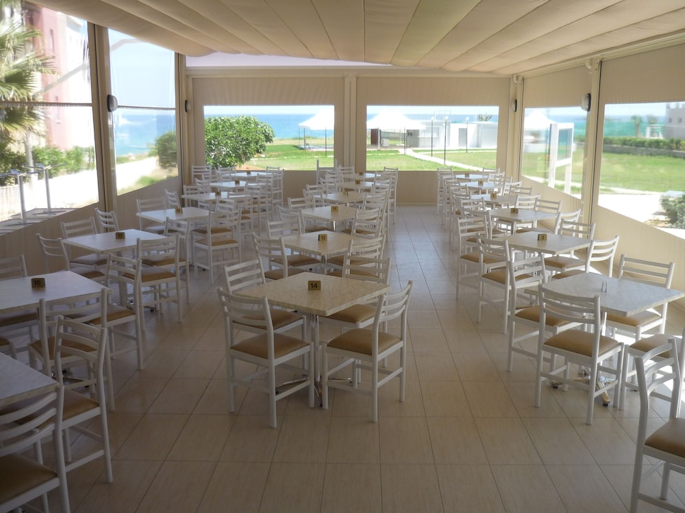 Penelope Beach Hotel 69/77