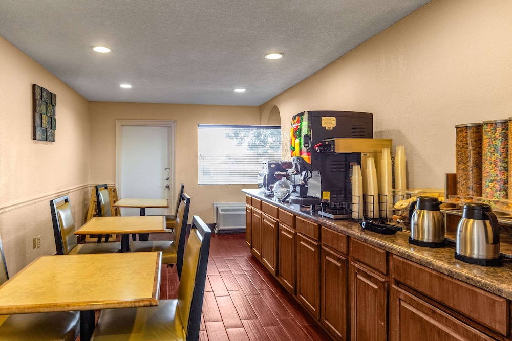 Econo Lodge Meridian 26/28