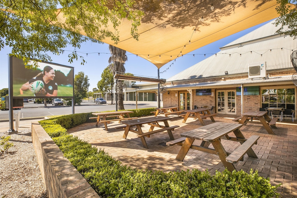 Macquarie Inn 60/66