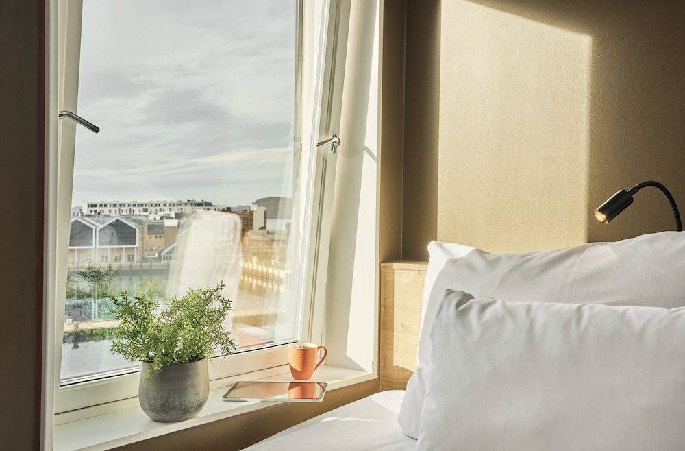 Room, Queen Bed, Harbour View, Smarthotel Hammerfest 4/6