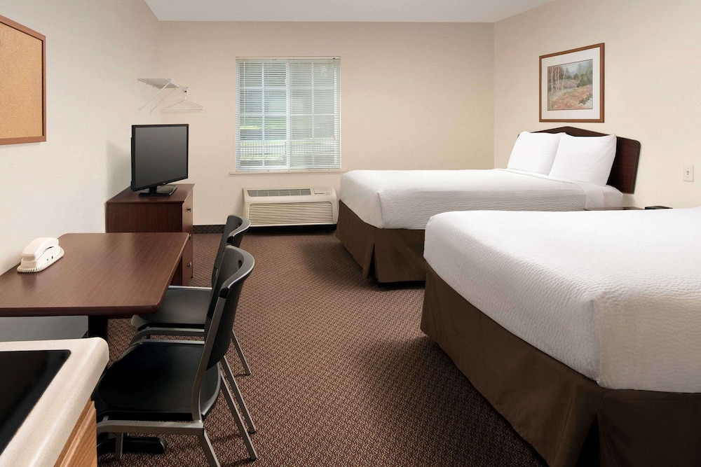 WoodSpring Suites Kansas City Mission 13/36