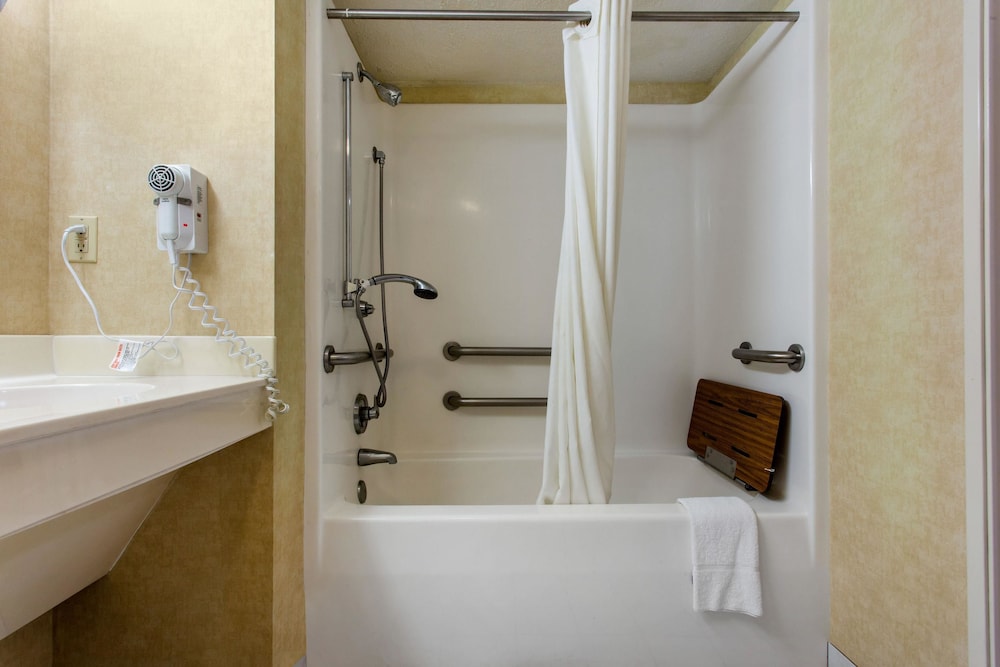 Rodeway Inn & Suites Near Outlet Mall - Asheville 16/30