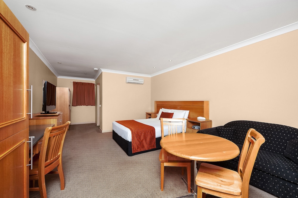 Sunseeker Motor Inn 46/66