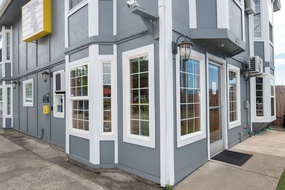 Sweet Breeze Inn 2/65