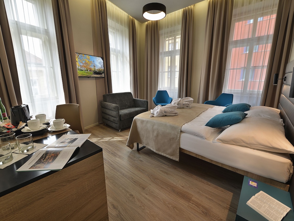 ROOM, DOUBLE BED, WITH EXTRA BED
