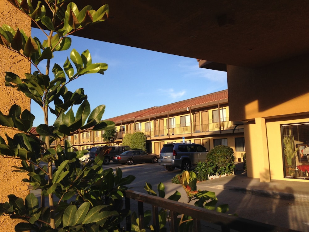 Fullerton Inn 2/53