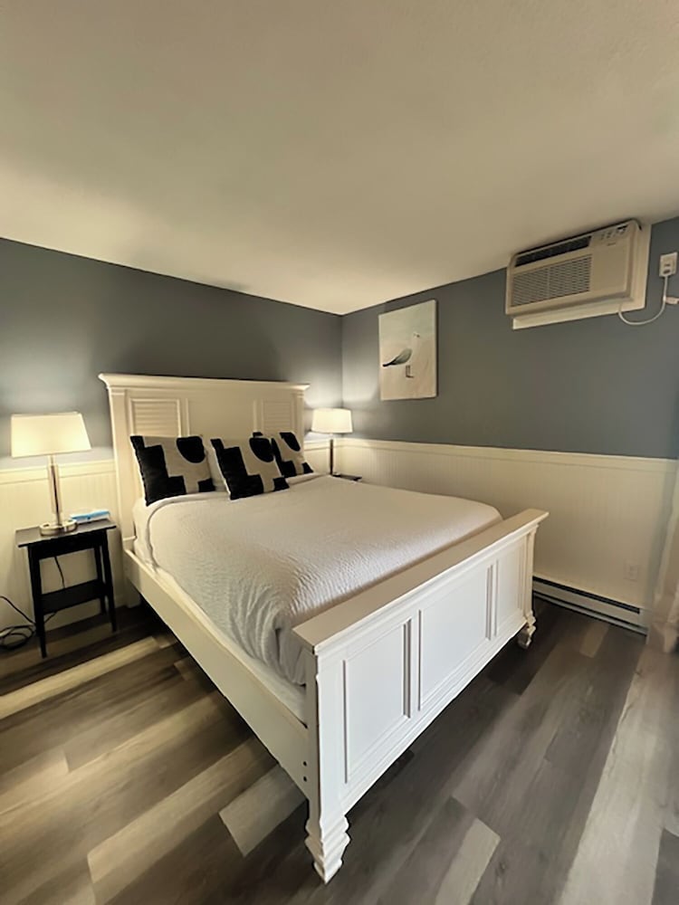 1 BEDROOM, BUNK BEDS, QUEEN BED, PATIO, KITCHENETTE