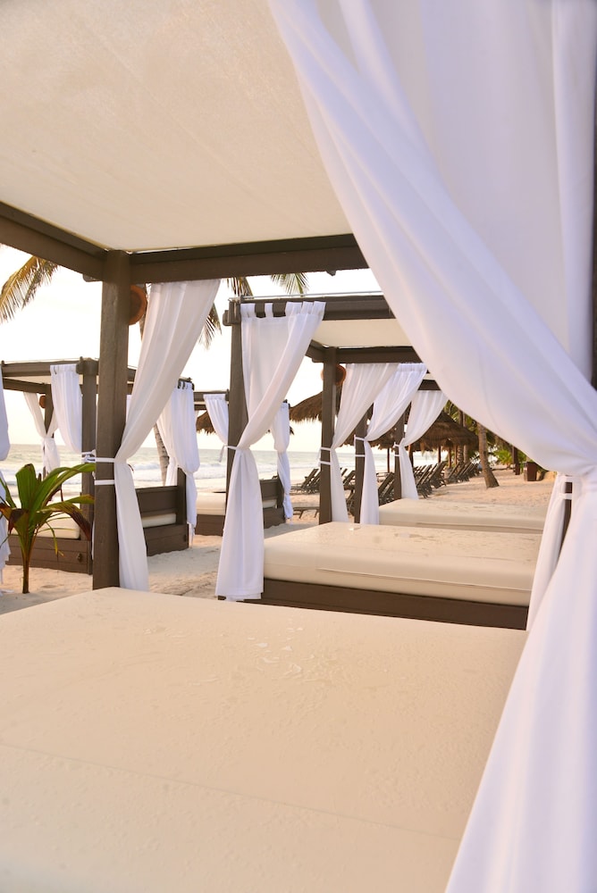 ANA Y JOSE hotel & beach club 24/99