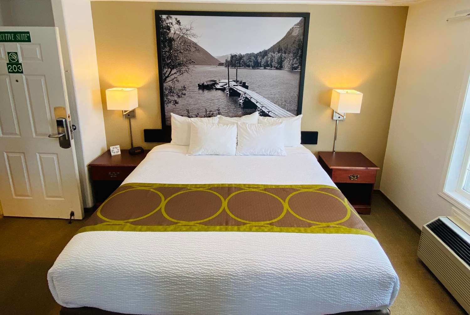 Super 8 By Wyndham 100 Mile House 7/36