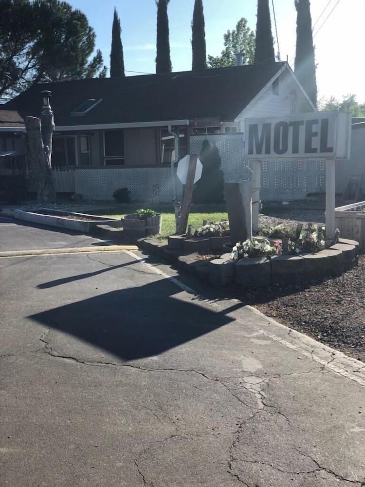 Kelseyville Motel 33/36