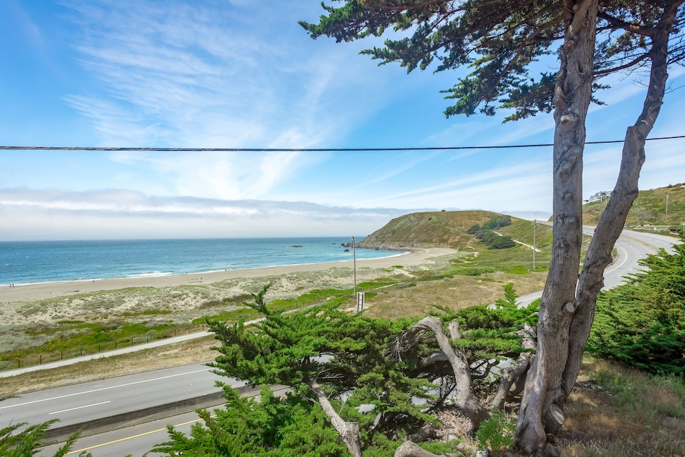 Pacifica Beach Hotel 44/56