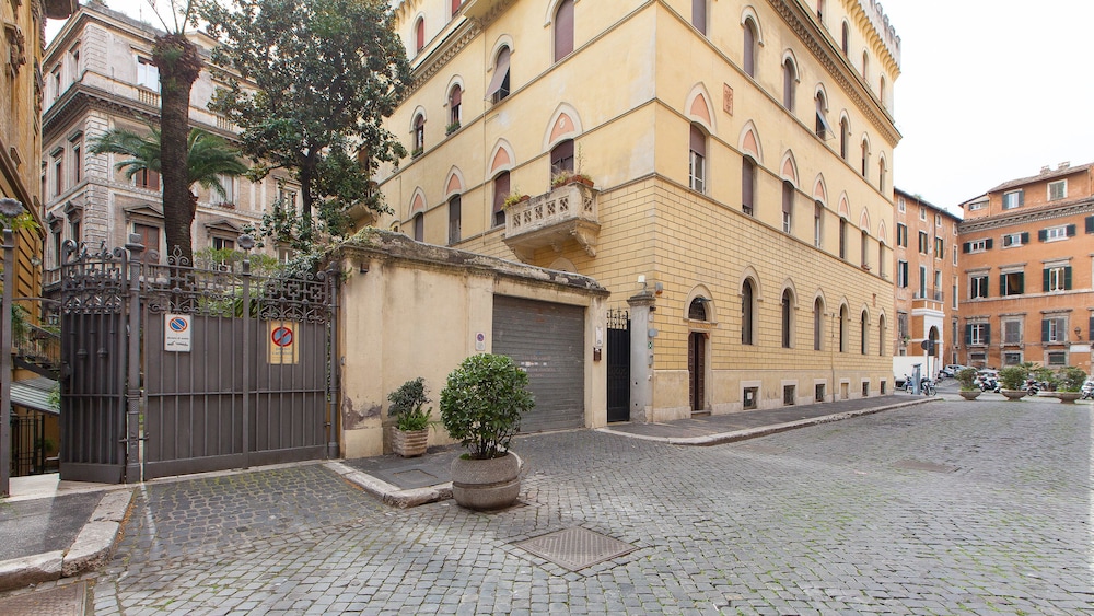 Rental In Rome Portico Ottavia Garden 17/24