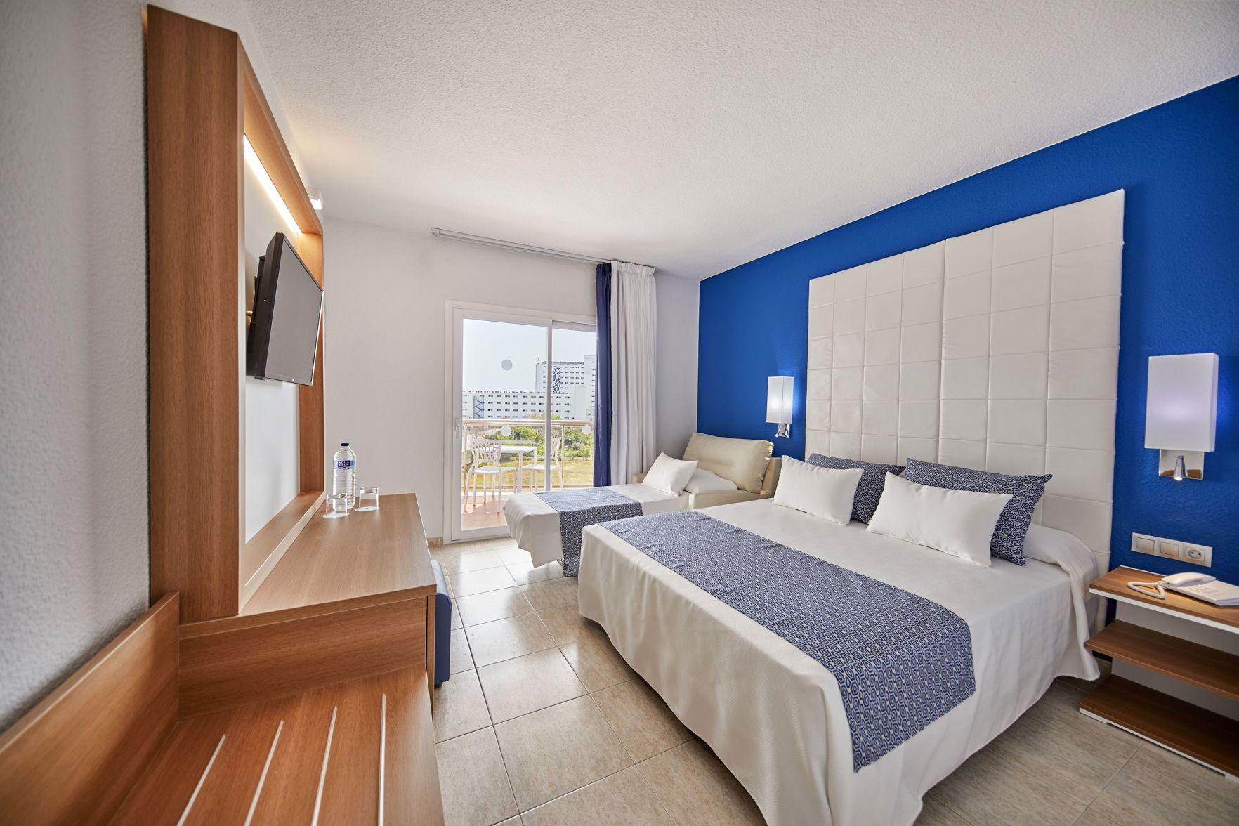 Room, Triple, 3 Beds, Lateral Side Sea View