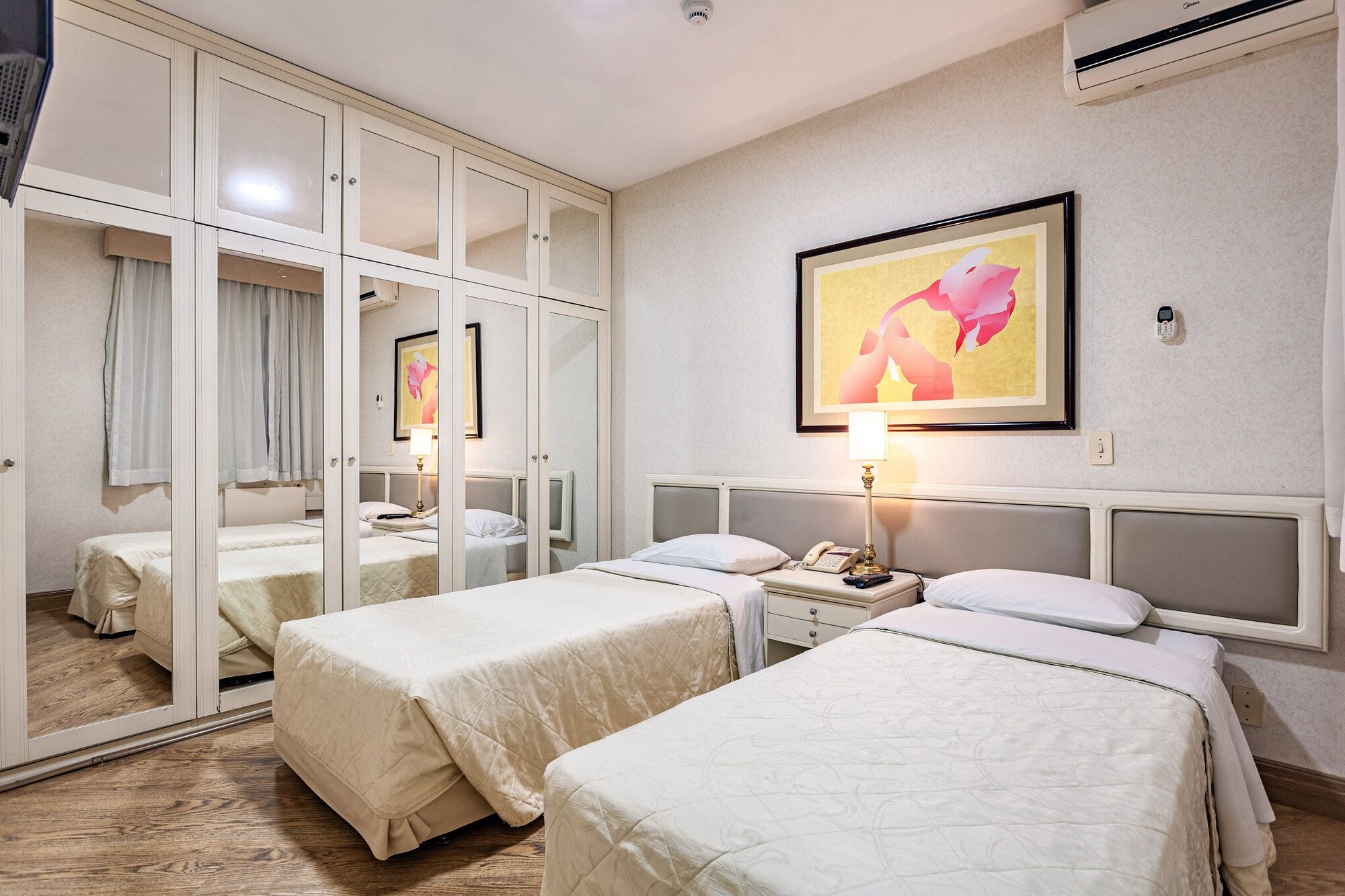 APARTMENT, TWIN BEDS