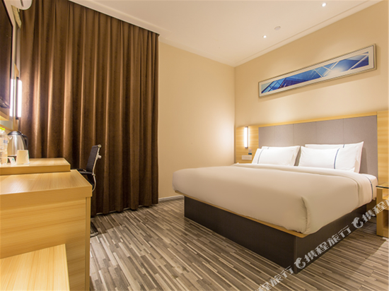 Cozy, Queen Bed