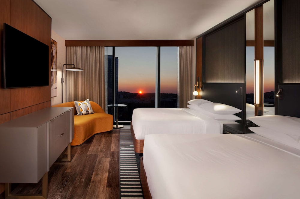 غرفة بسريرين كوين لذوي الإعاقة