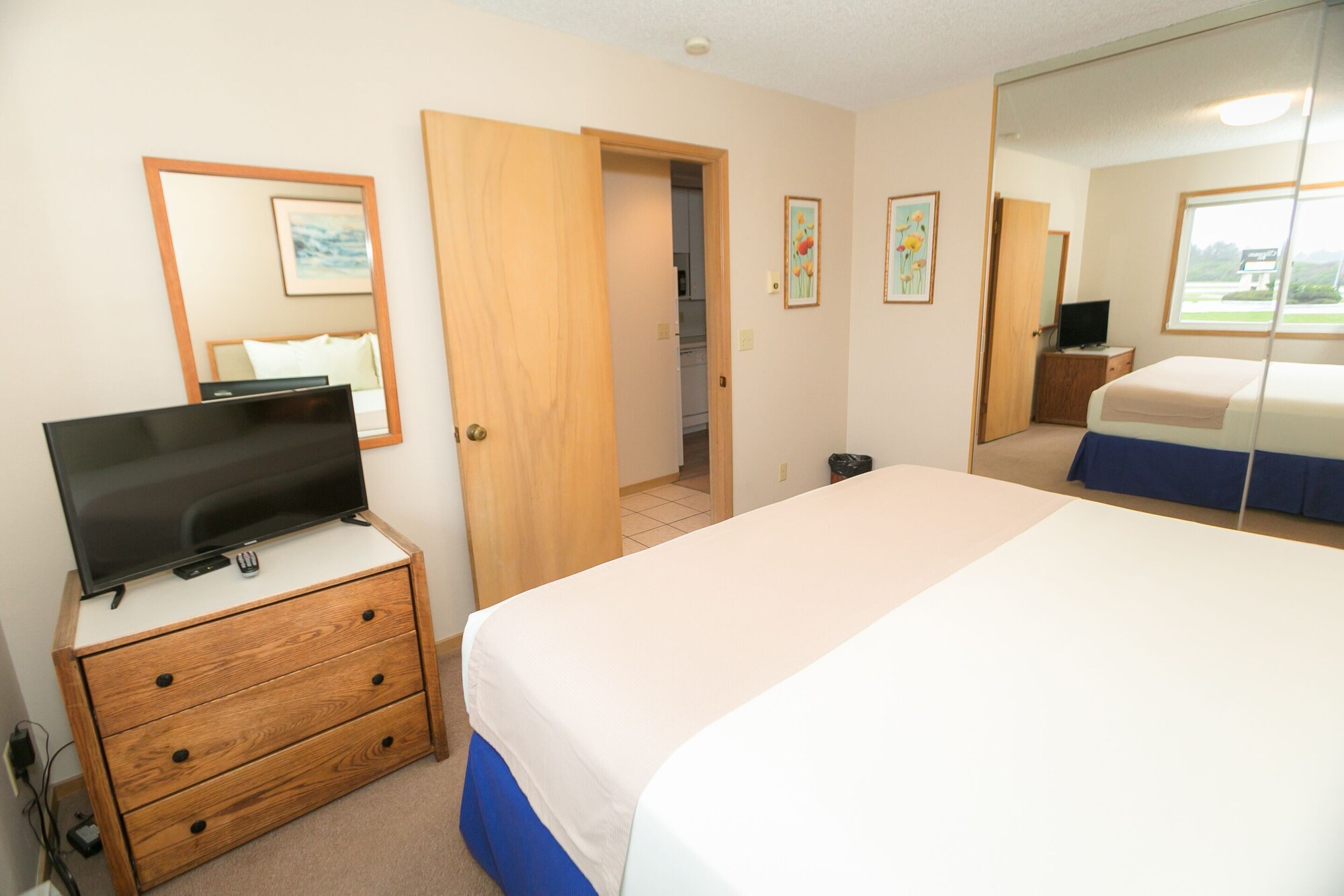 1 Bedroom, Signature, Unit, King Bed, Murphy Bed, Pool View, Kitchen