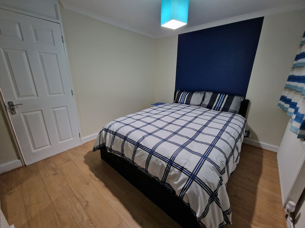 SnoozeDen Chalvey - Free Parking, Near M4 J6 14/35