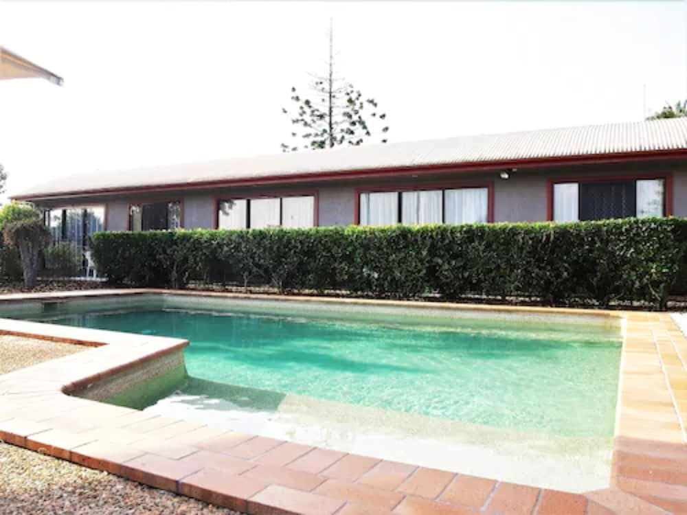 SPRINGWOOD MOTOR INN 49/50