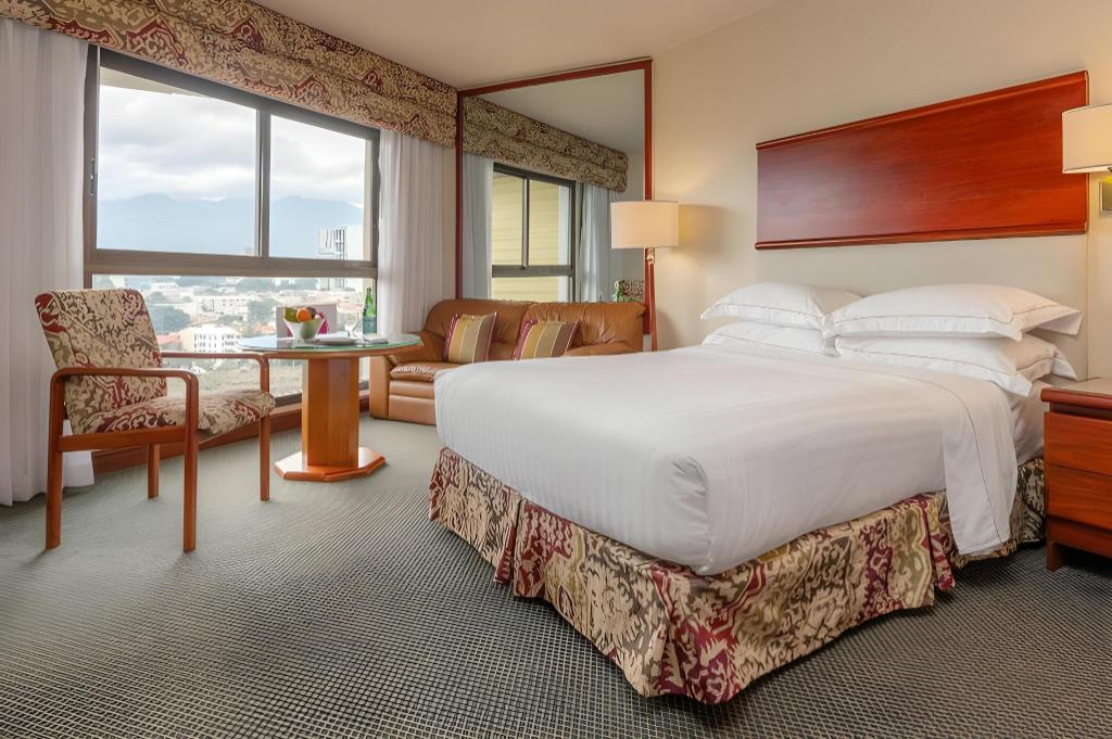 Master, Suite, Lounge Access