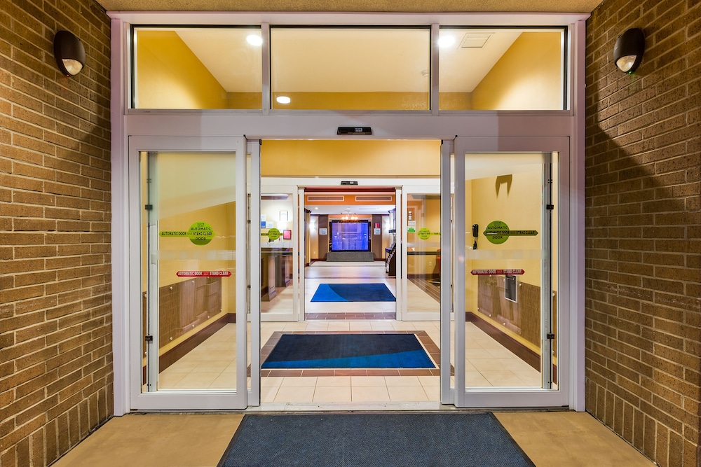 Holiday Inn Express Hotel and Suites Salina 24/62