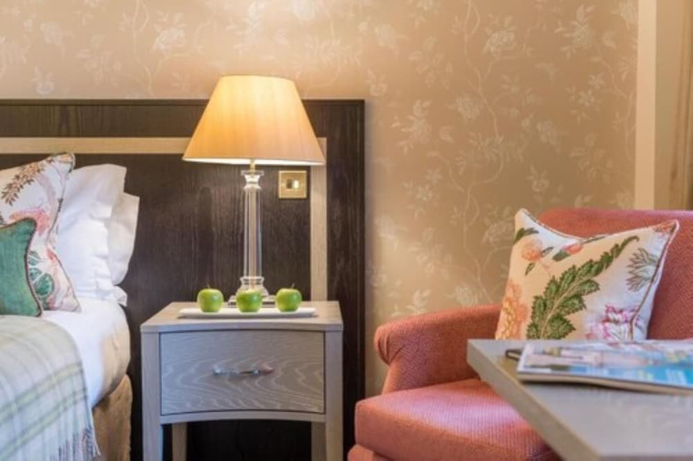 Careys Manor & Senspa 24/55