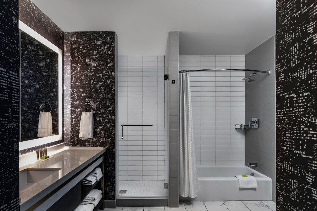 1 Bedroom, Premium, Suite, King Bed, City View, Sofa