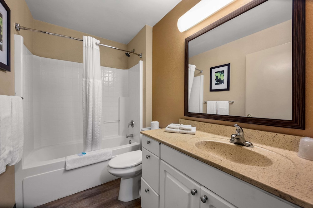 جناح بسرير كوين لذوي الإعاقة، Suburban Studios Houston North I-45 2/3
