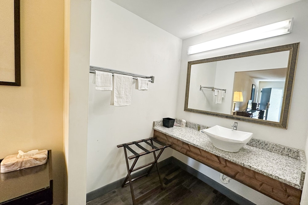 Executive Inn By OYO Ridgeway I-77 19/21