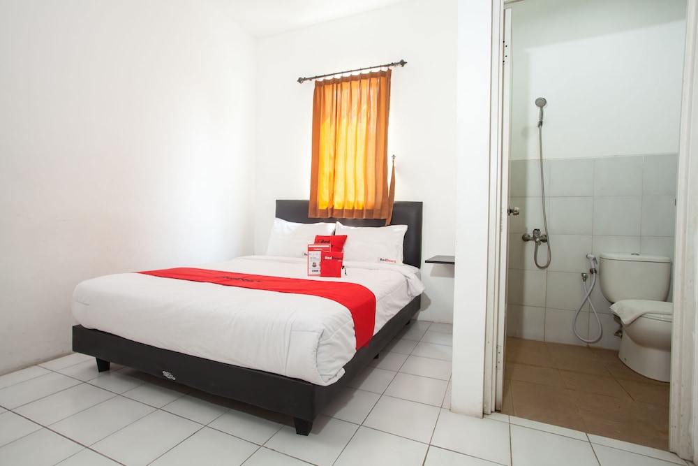 RedDoorz Plus near Galaxy Mall 17/39