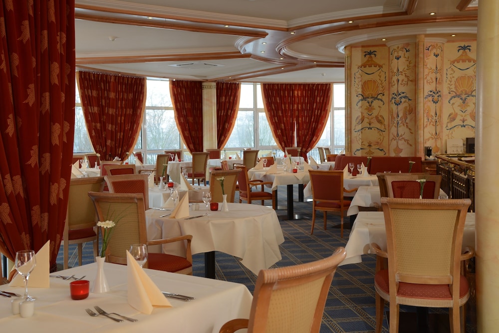 Monarch Hotel 50/68