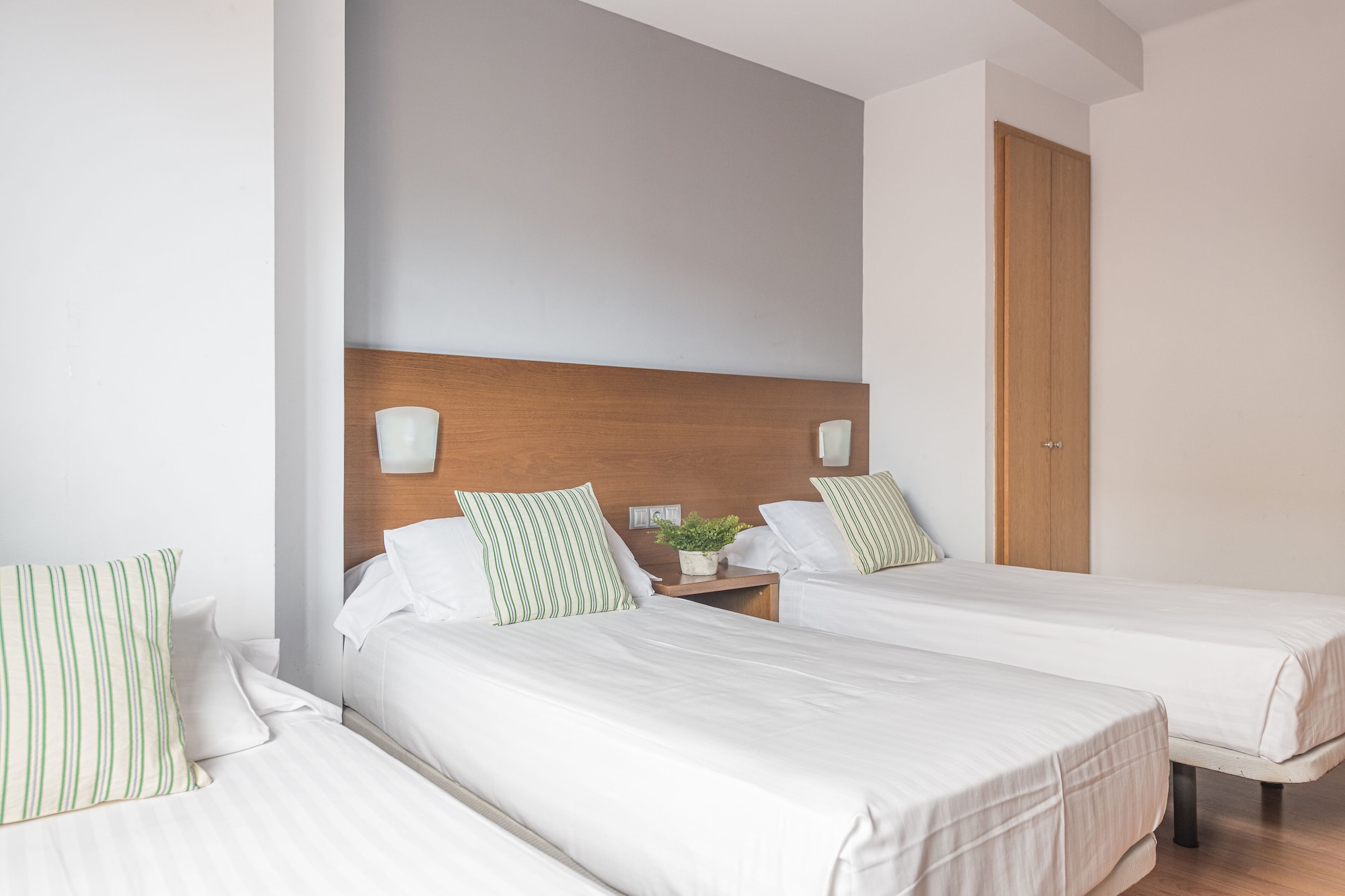 ROOM, TRIPLE