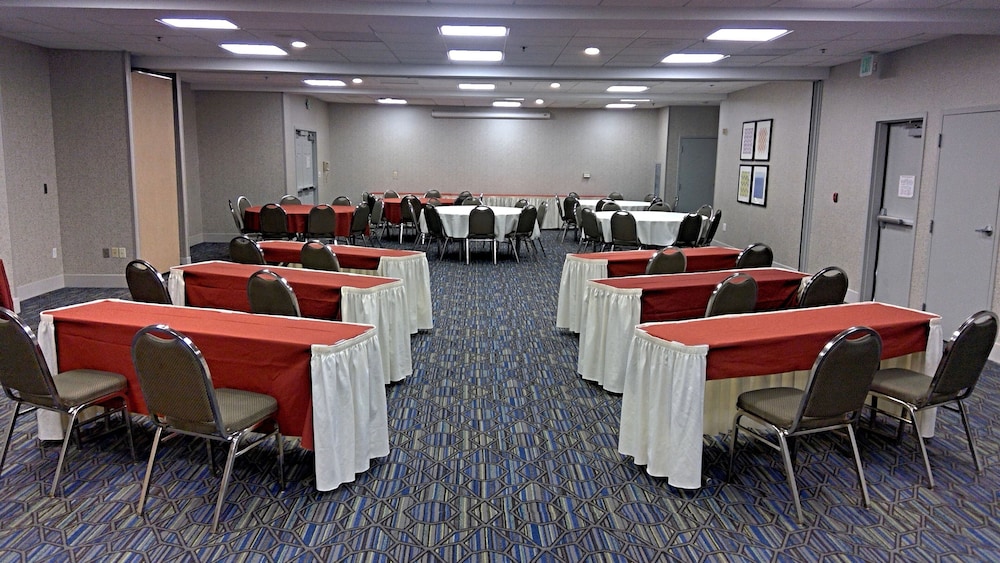 Holiday Inn Express Hotel & Suites Tracy 62/77