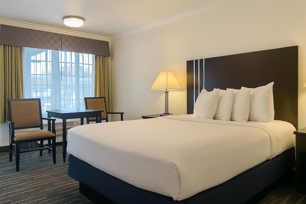 Petite, Queen Bed