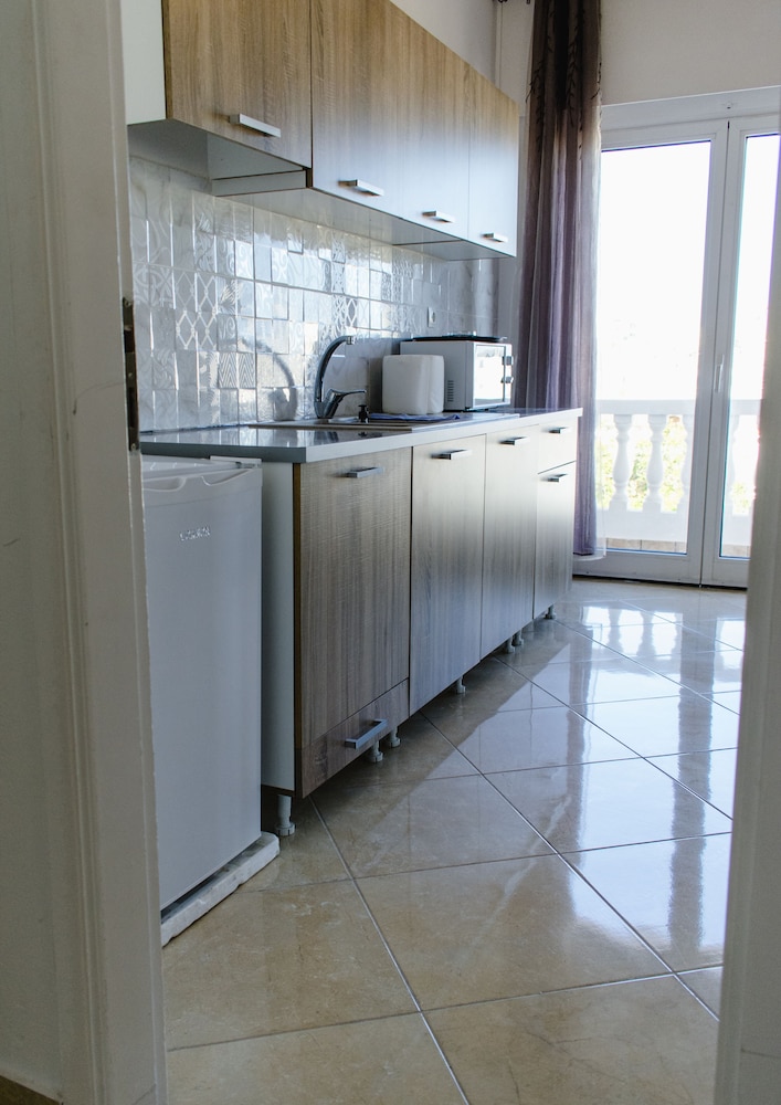 Nikolakakis Rooms Lavrio 11/65