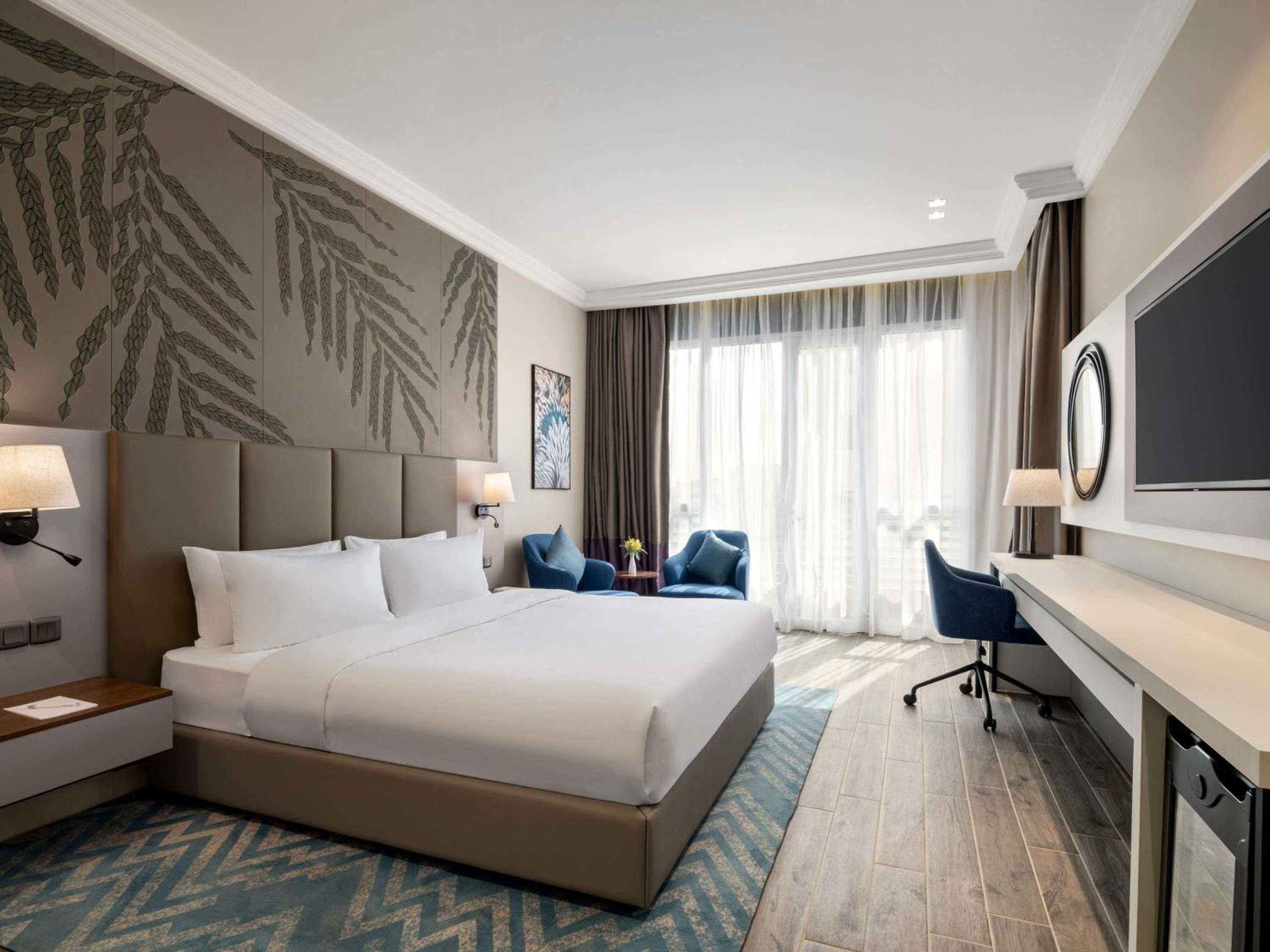 JUNIOR SUITE, KING BED, 2 SOFA