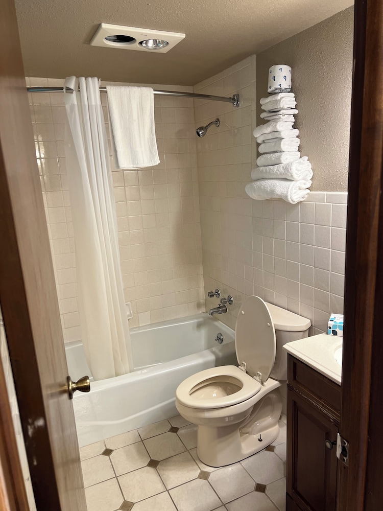 Amber s Inn & Suites 71/71