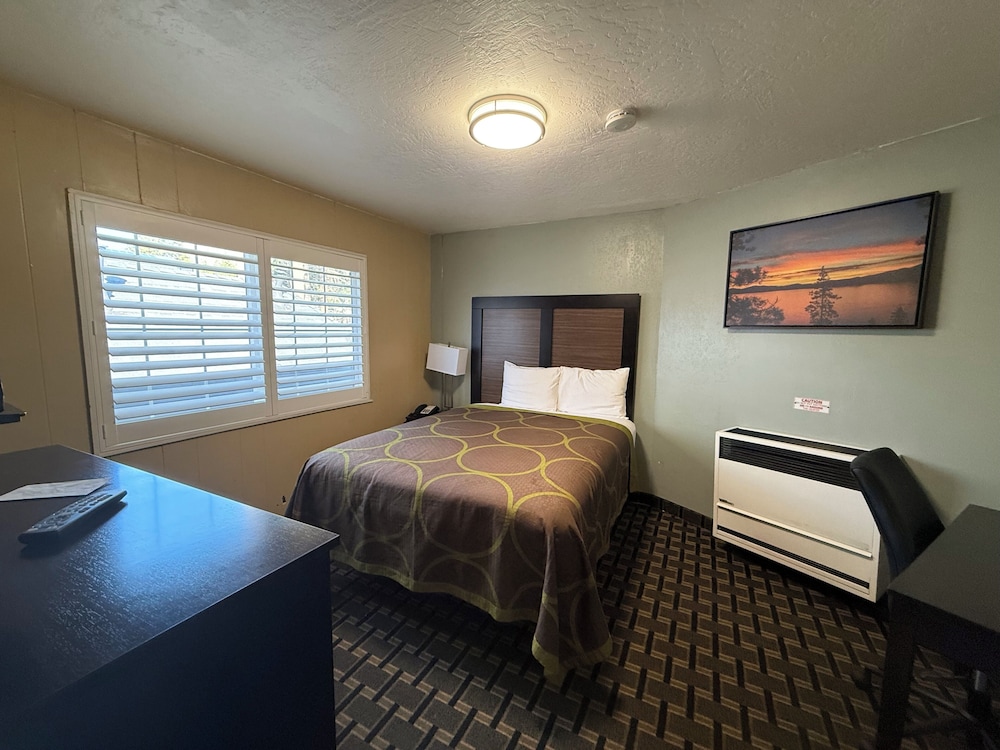 ROOM, QUEEN BED