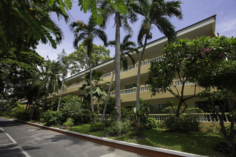 Twin Palms Resort 18/52