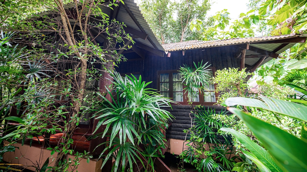 Baan Klang Aow Beach Resort 65/66