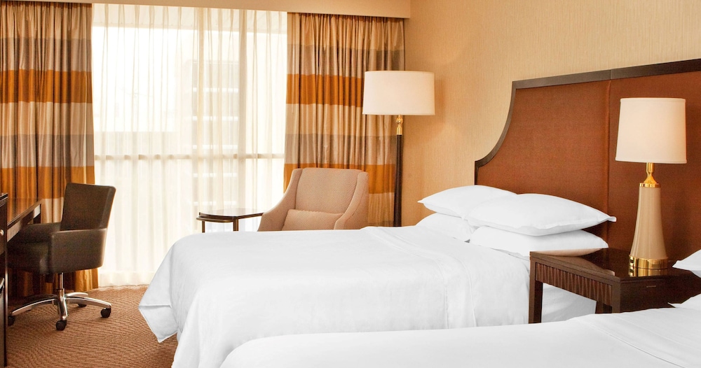 غرفة بسريرين مزدوجين بإطلالة على المسبح، Courtland Grand Hotel, Trademark Collection by Wyndham 4/5