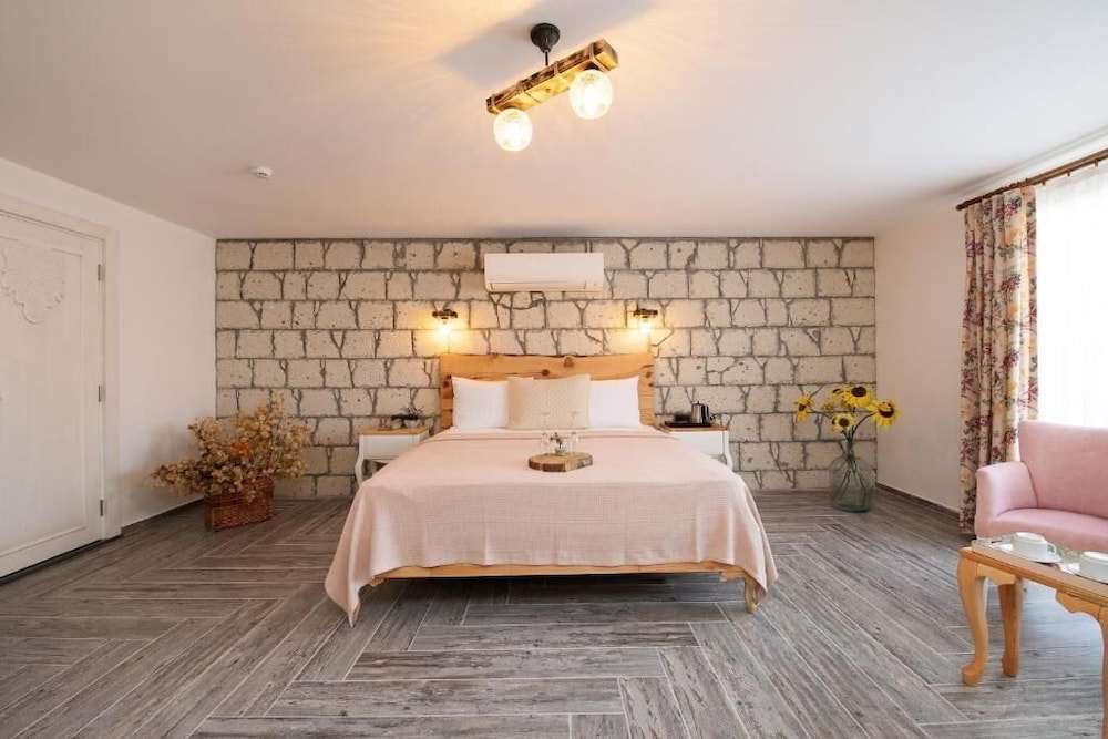 ROOM, KING BED
