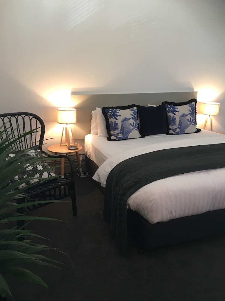 HEALESVILLE HOTEL 10/50