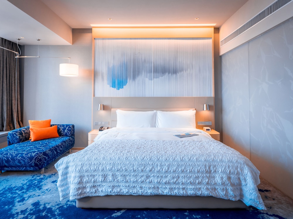 Club, King Bed, City View