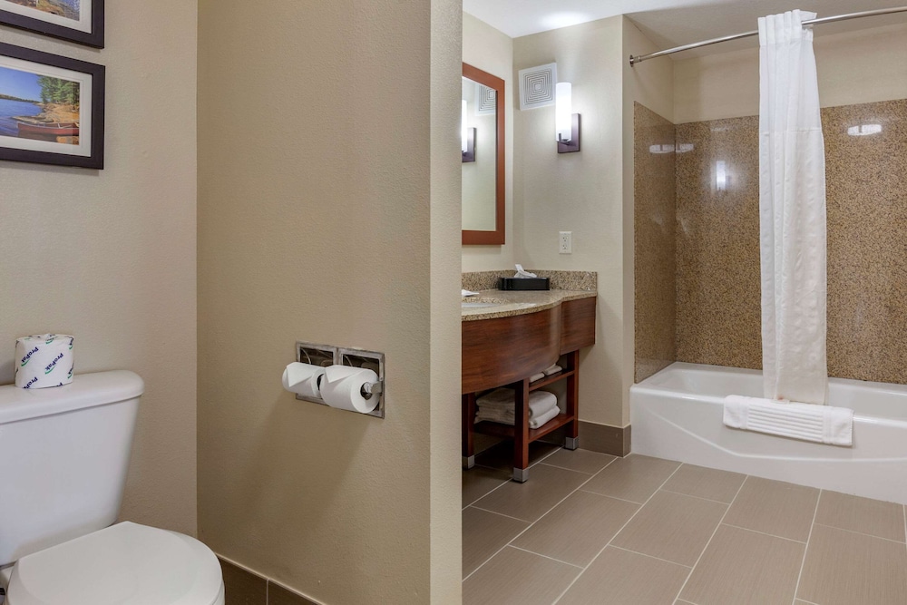 Comfort Suites Oshkosh, WI 7/32