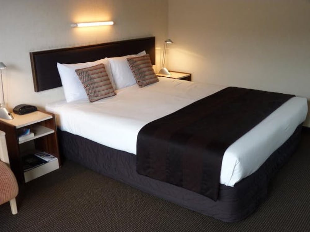 Motel, King Bed, Kitchen