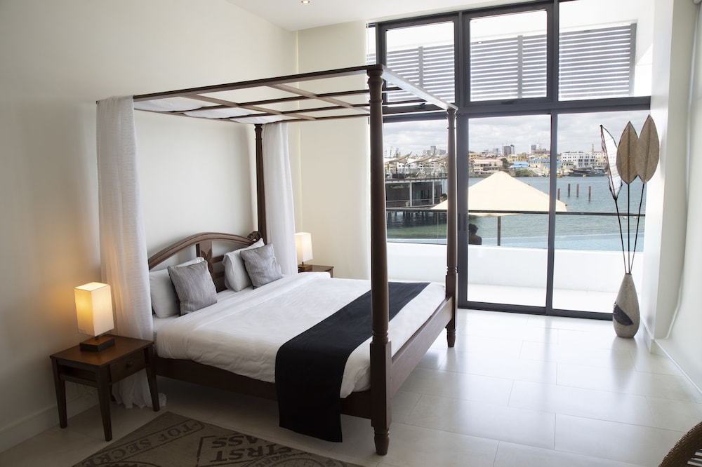 English Point Marina Hotel 8/68