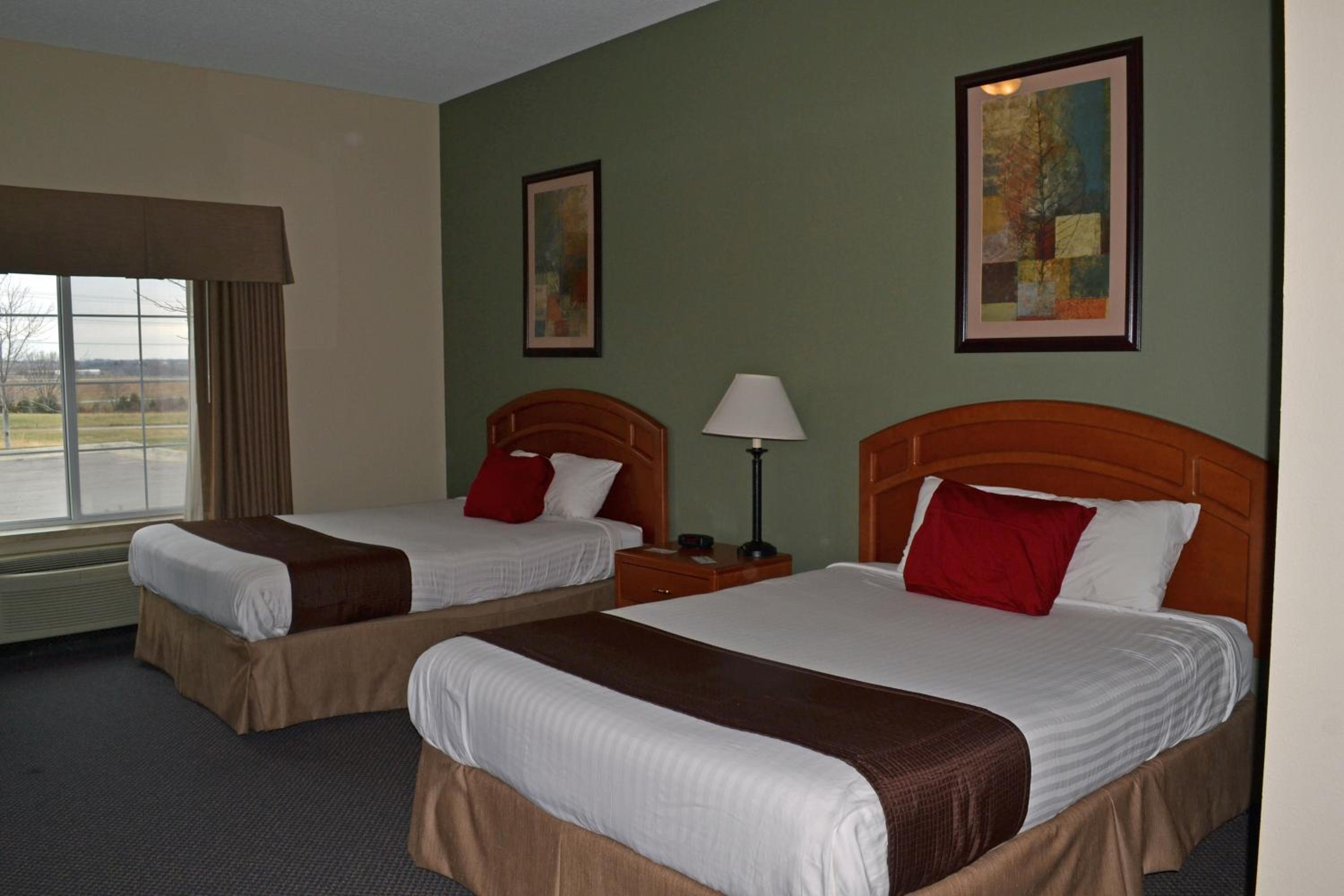 Paola Inn And Suites 18/47